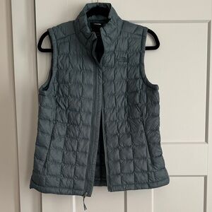 The North Face Women's Blue Quilted Vest size M